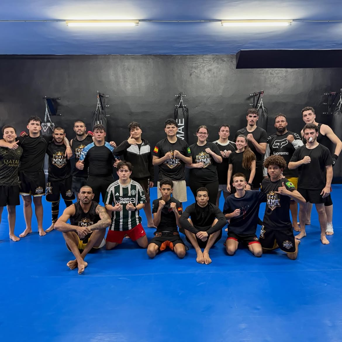 Grupo de alumnos entrenando en 041 MMA Fight en Cheste