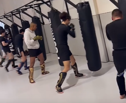 Clase de kick boxing con sacos en 041 MMA Fight