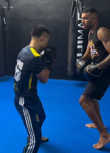Clase de boxeo con manoplas en 041 MMA Fight